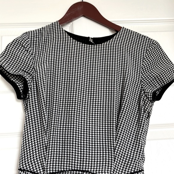 Houndstooth fully lined button back dress - Picture 3 of 4